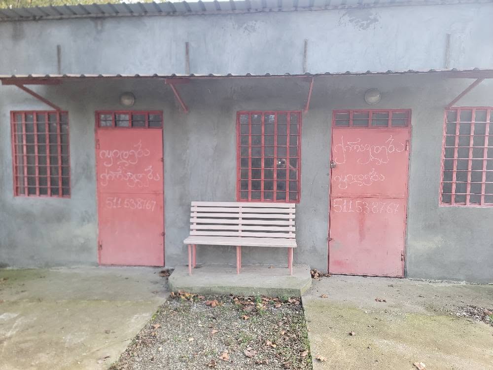 Abaşada kənd Suçuninin mərkəzində kilsə ilə uşaq bağçası - 550₾