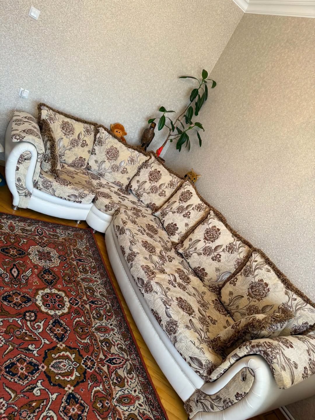 Çiçekli kumaşla köşe koltuk