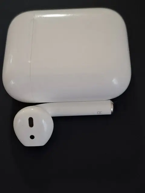 AirPods 2nd gen case with one earbud