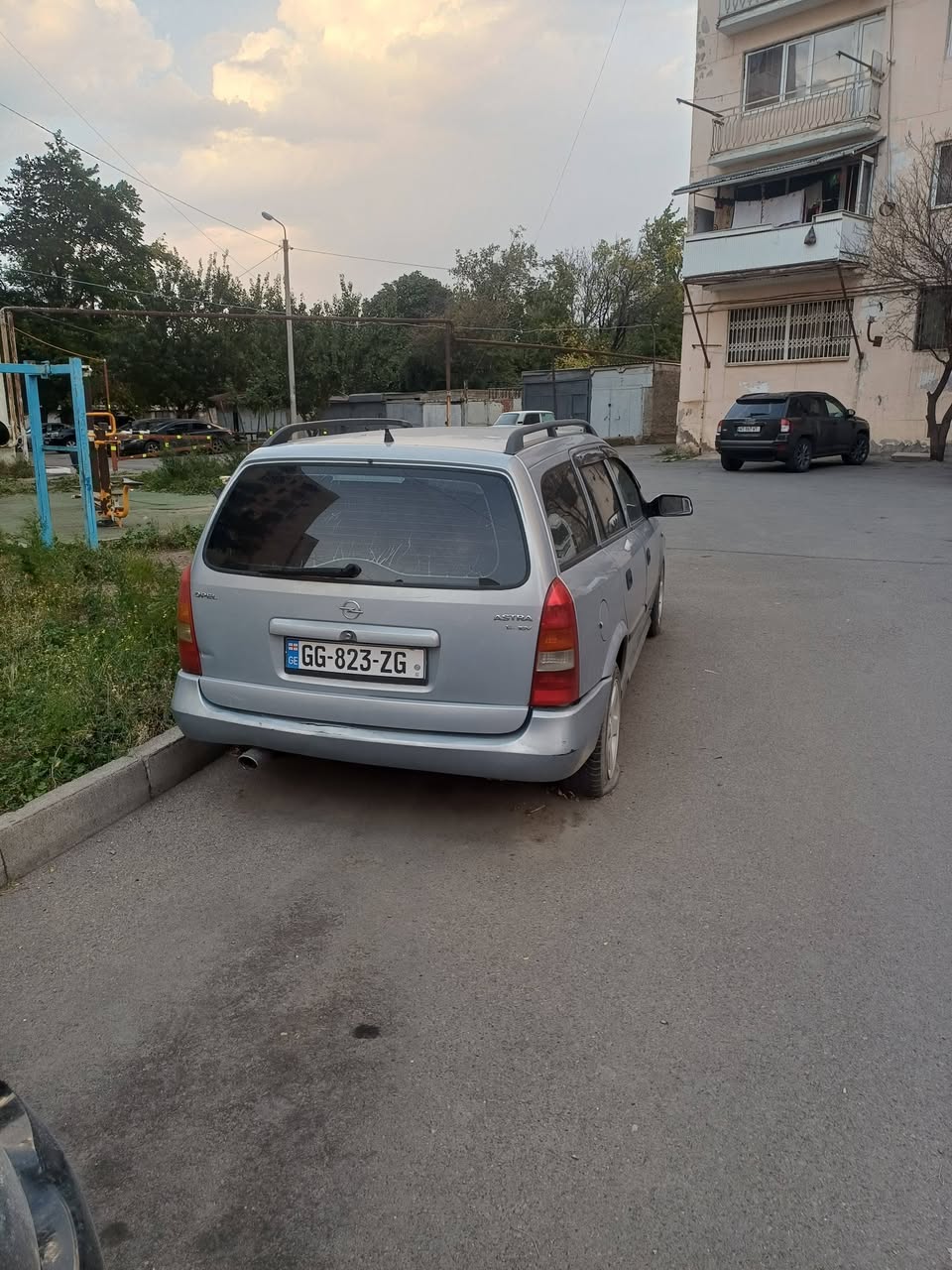 იყიდება ოპელი ასტრა 1000დოლარი