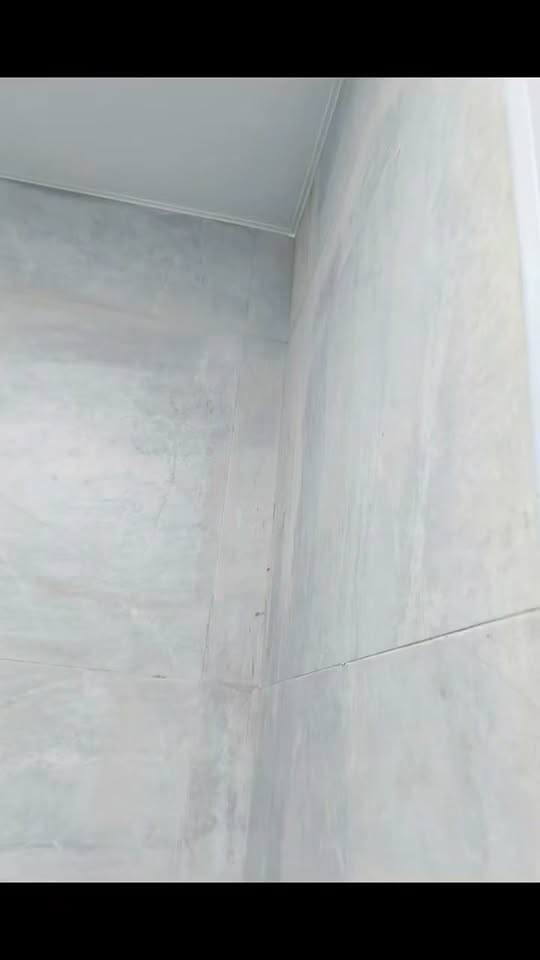 🚿✨ Профессиональная уборка ванной комнаты убирает ванную комнату
