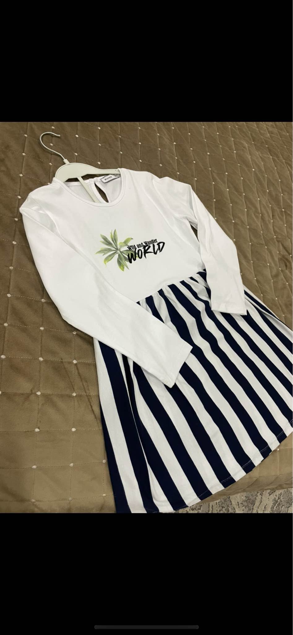 Yeni qız geyimi, ağ bluza və zolaqlı yubka
