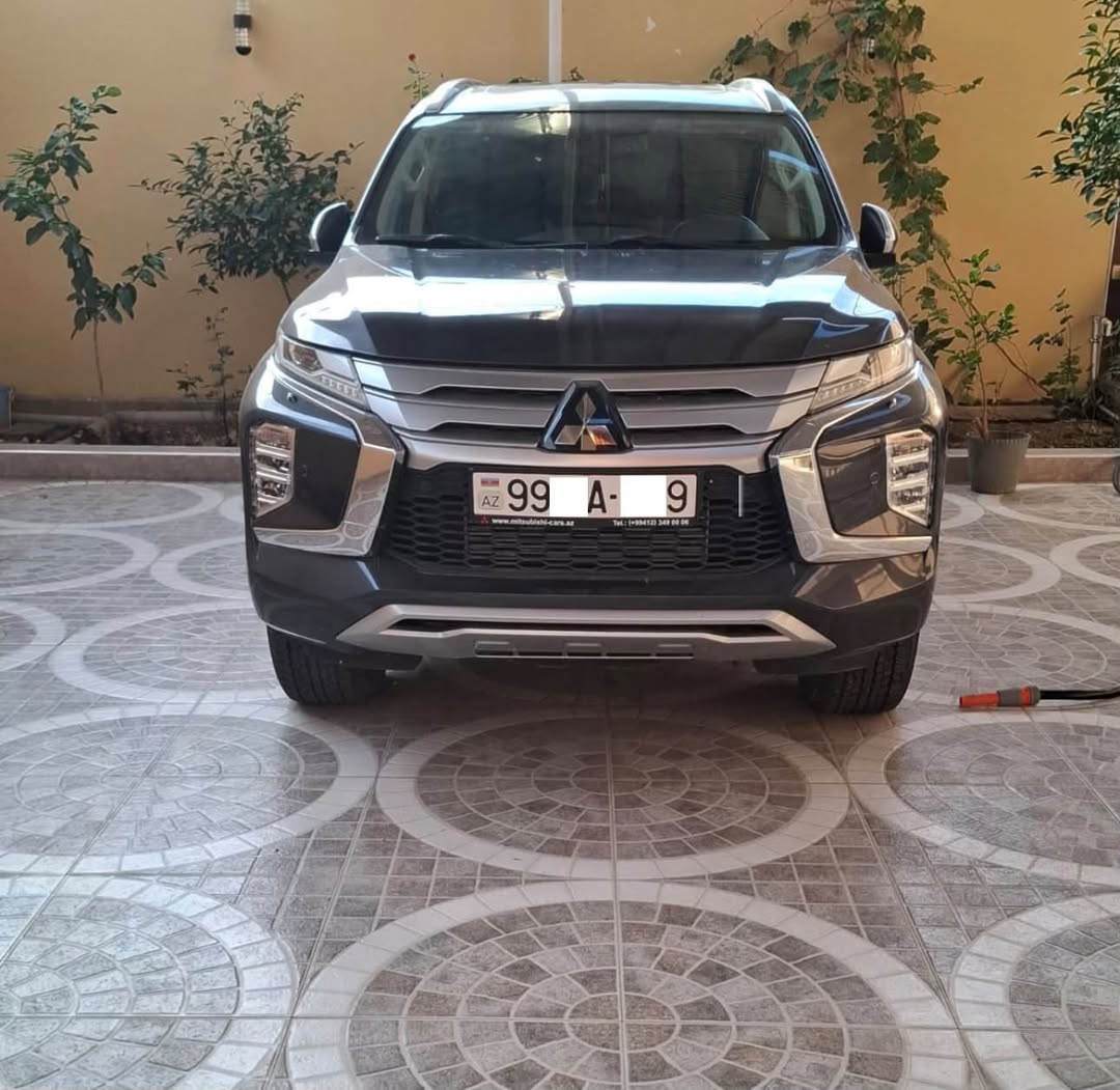 SUV avtomobil, boz rəngdə