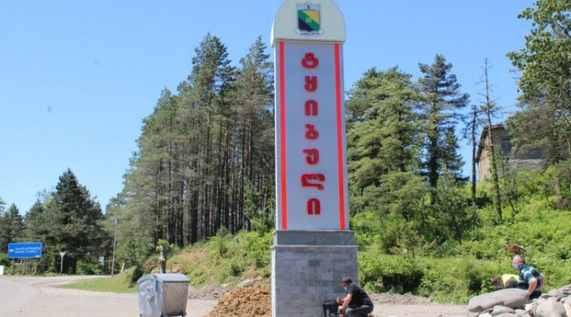 İyi bir eve, büyük bir bahçe ile, çitlerle sahip oluyorum