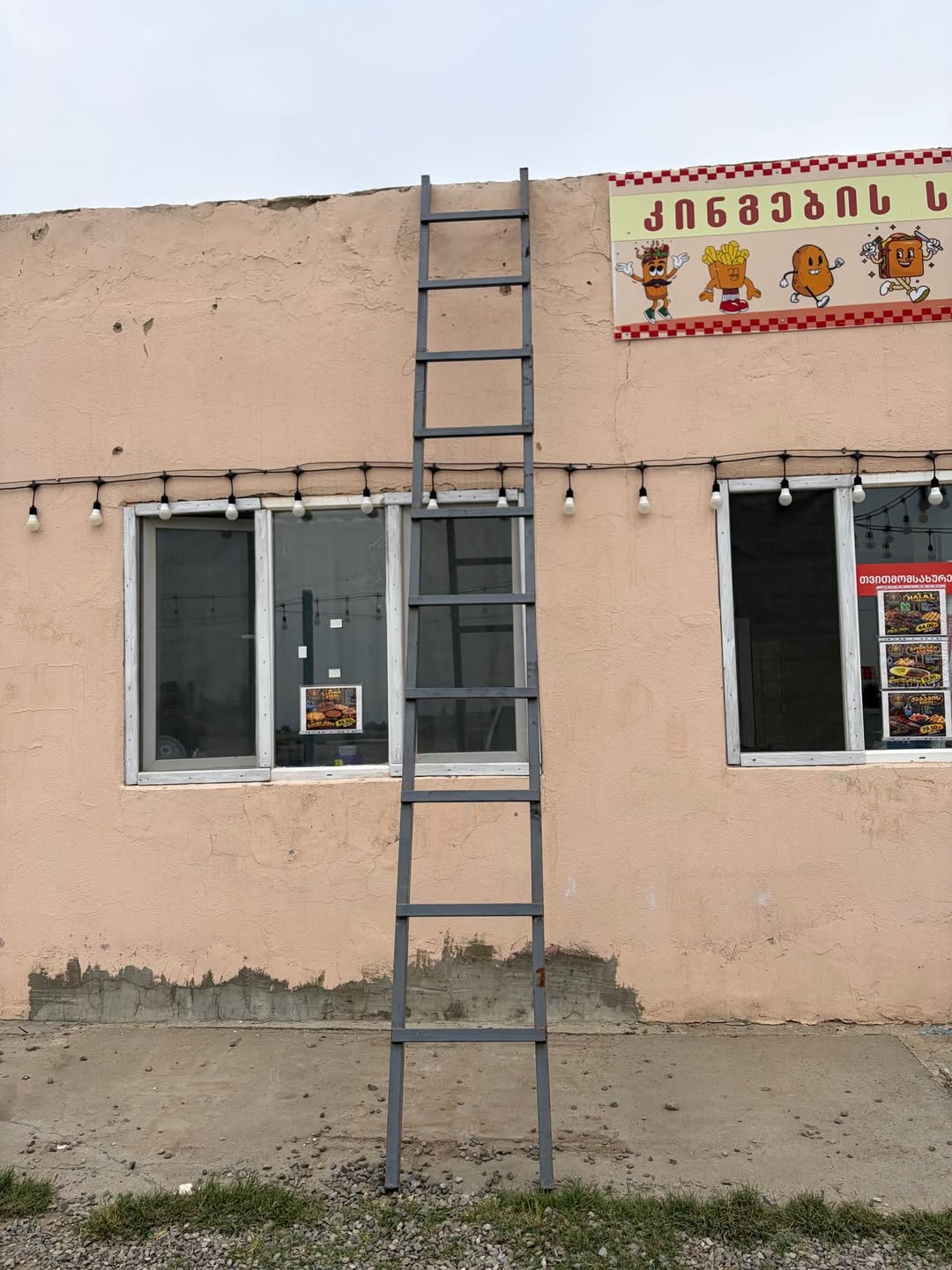 железная большая твердая массивная лестница