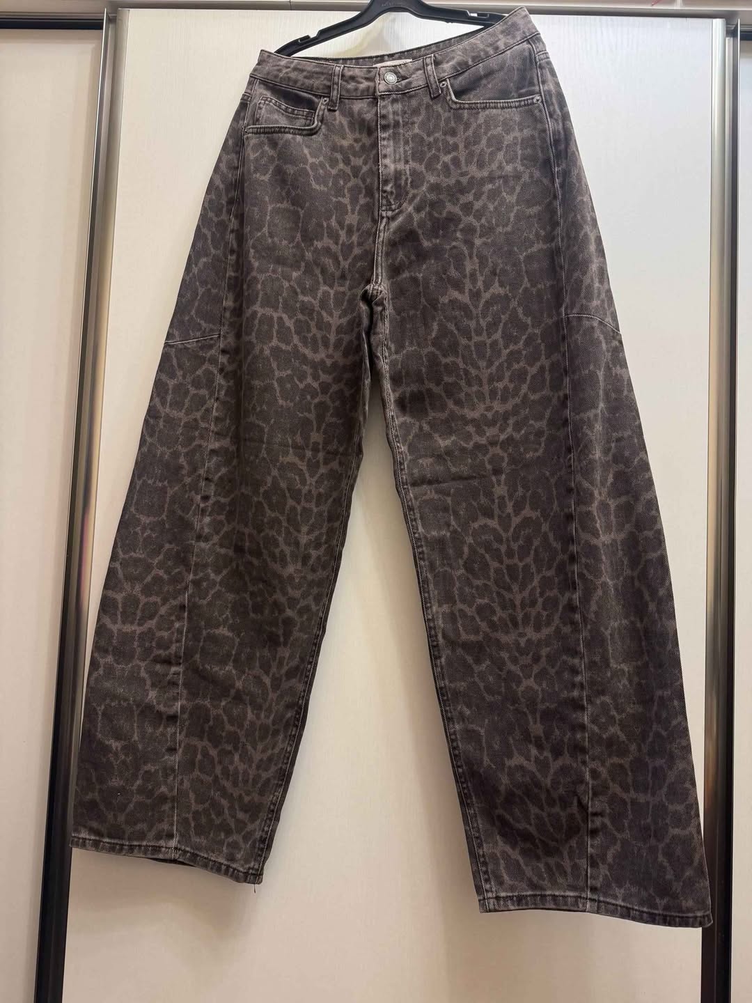 Leopard jeans, sizes 28–32