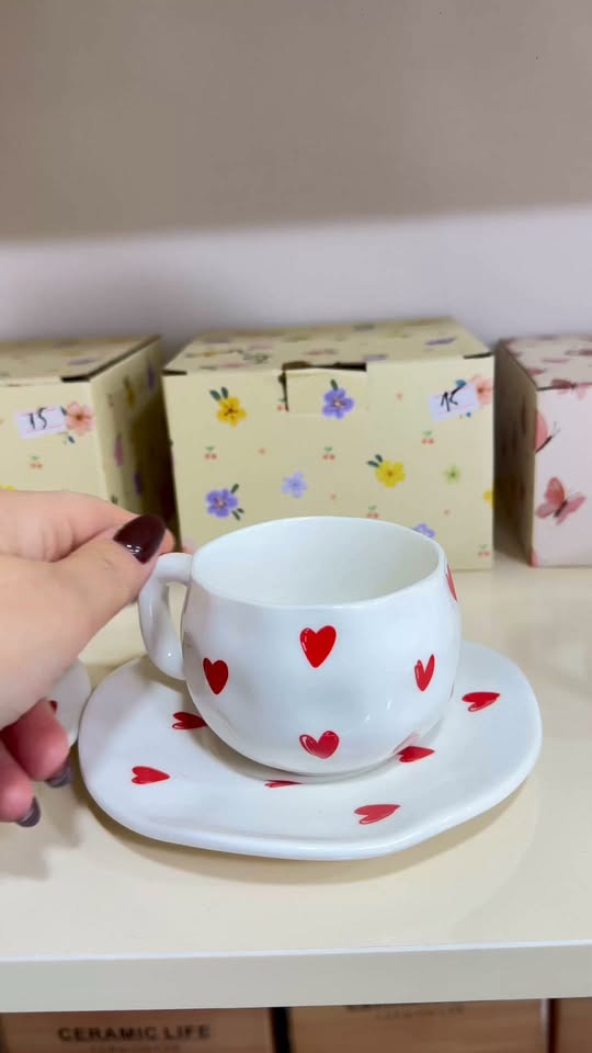 Çay bardağı ve sofra ile kalpler