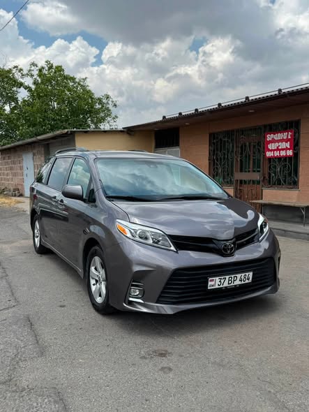 Toyota Sienna 2020 — 24,900$