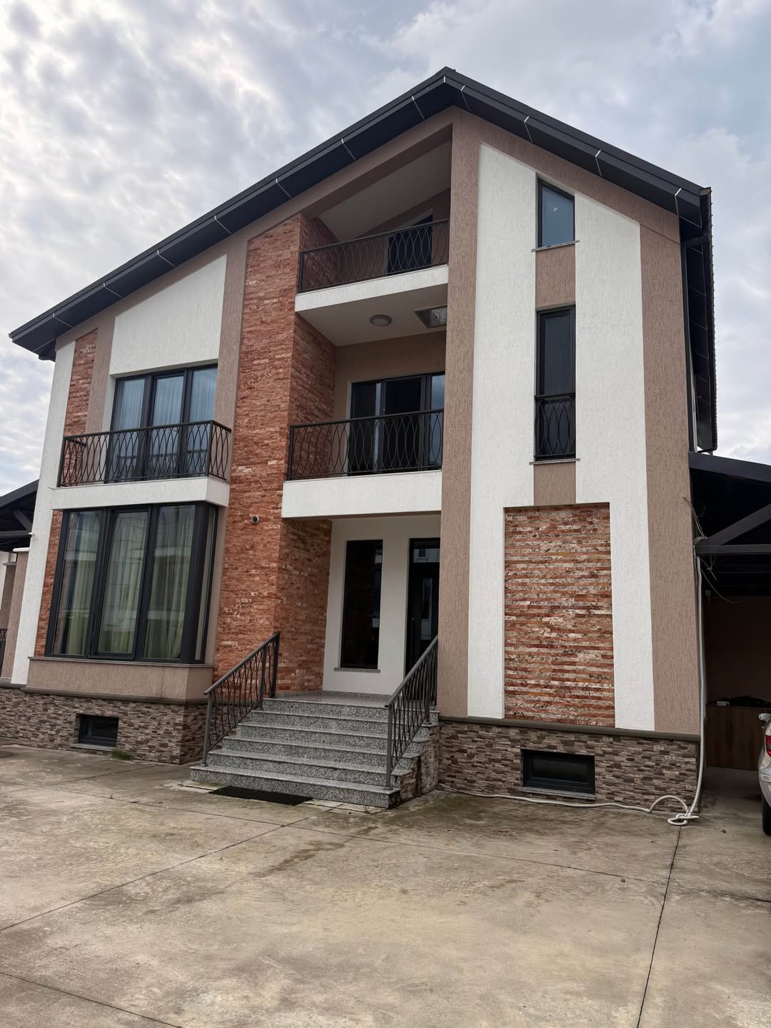The villa is for sale, 460 sqm, $5,000.