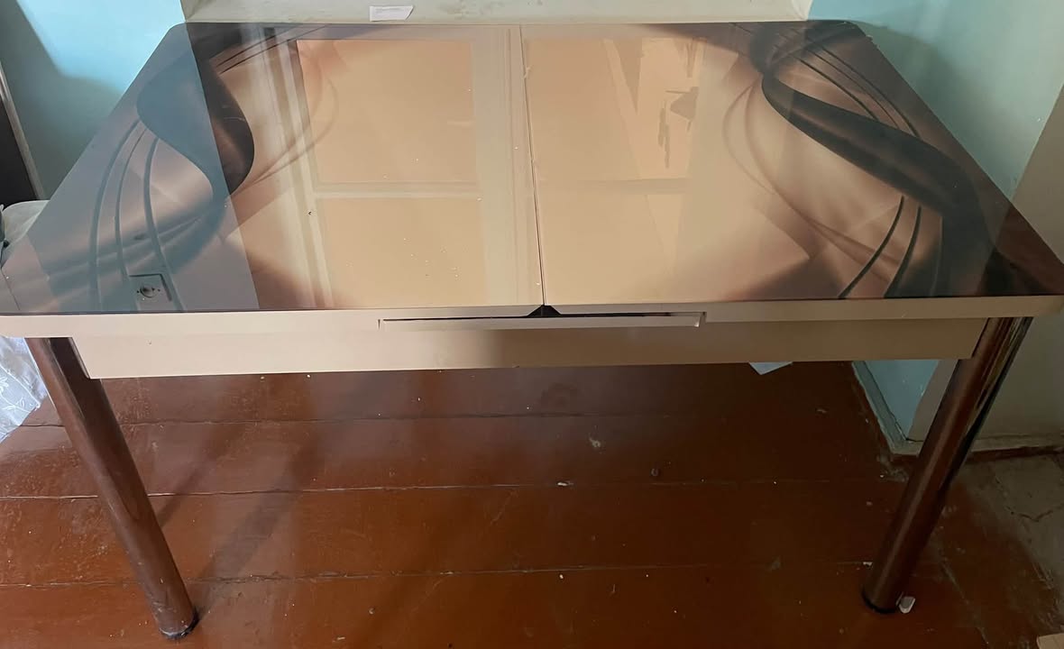 Cam üstlü yemek masası ile altı sandalye