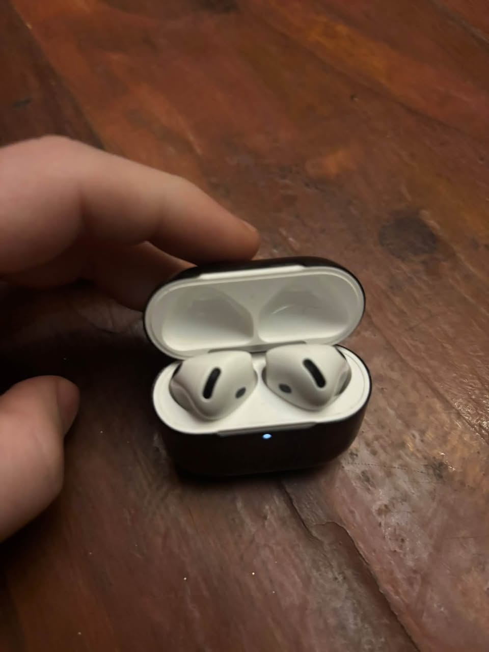 AirPods Pro 4, почти новые