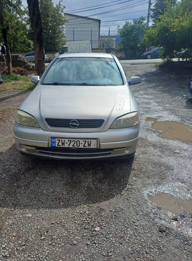 Gümüşü rəngli Opel avtomobil