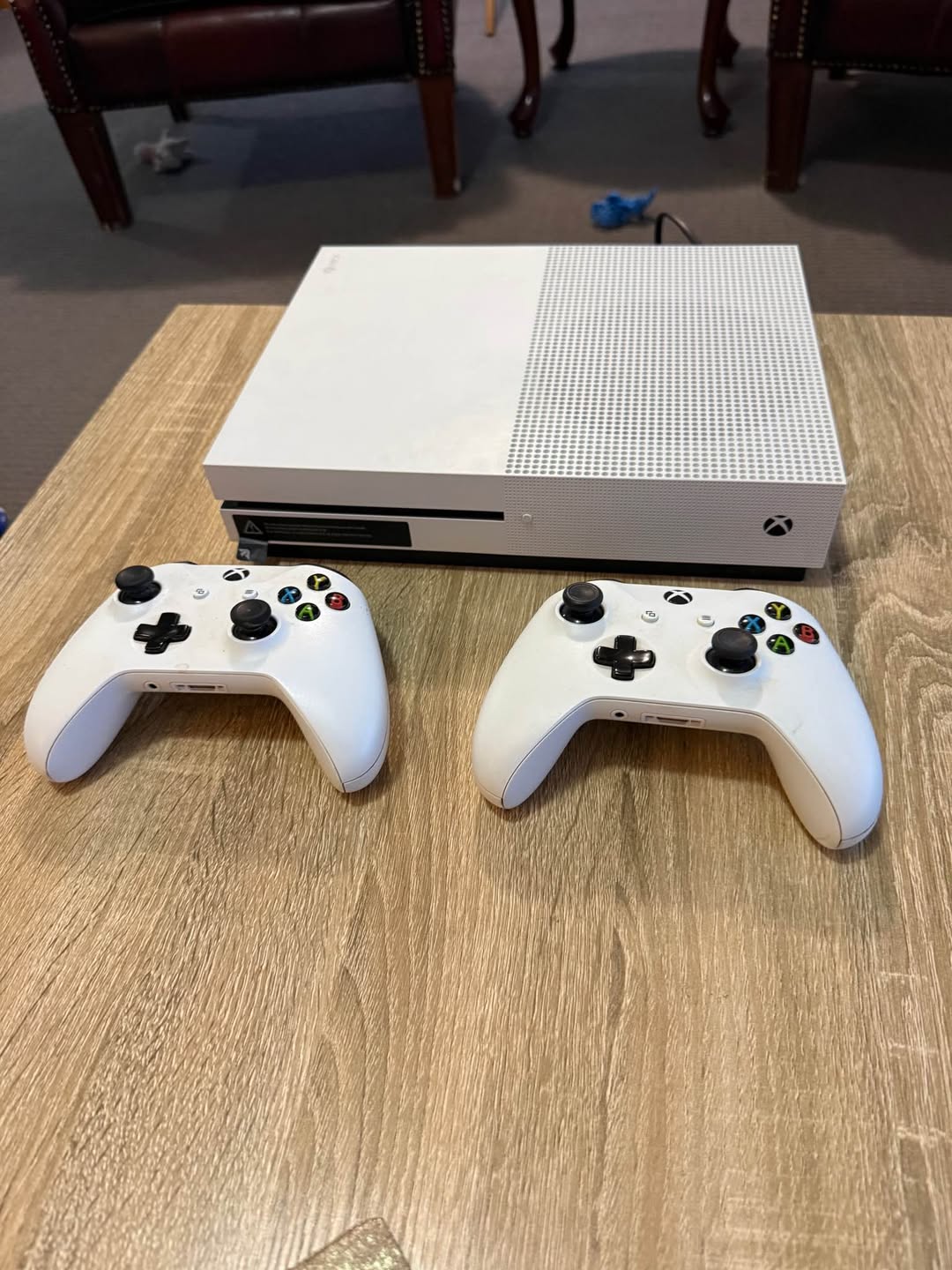 Xbox 1s comes with 2x controllers