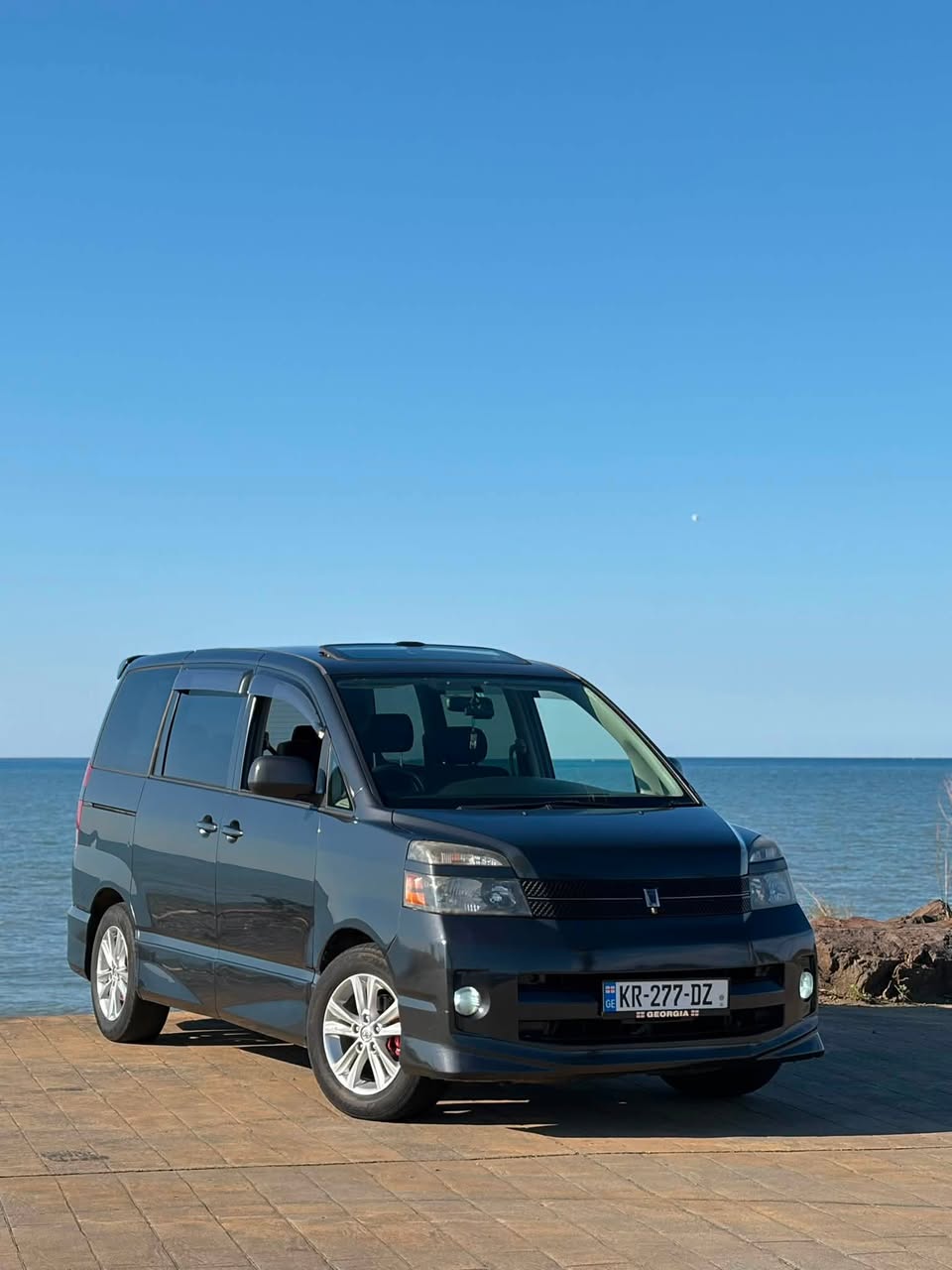 Toyota Voxy 2005 — 5,000$
