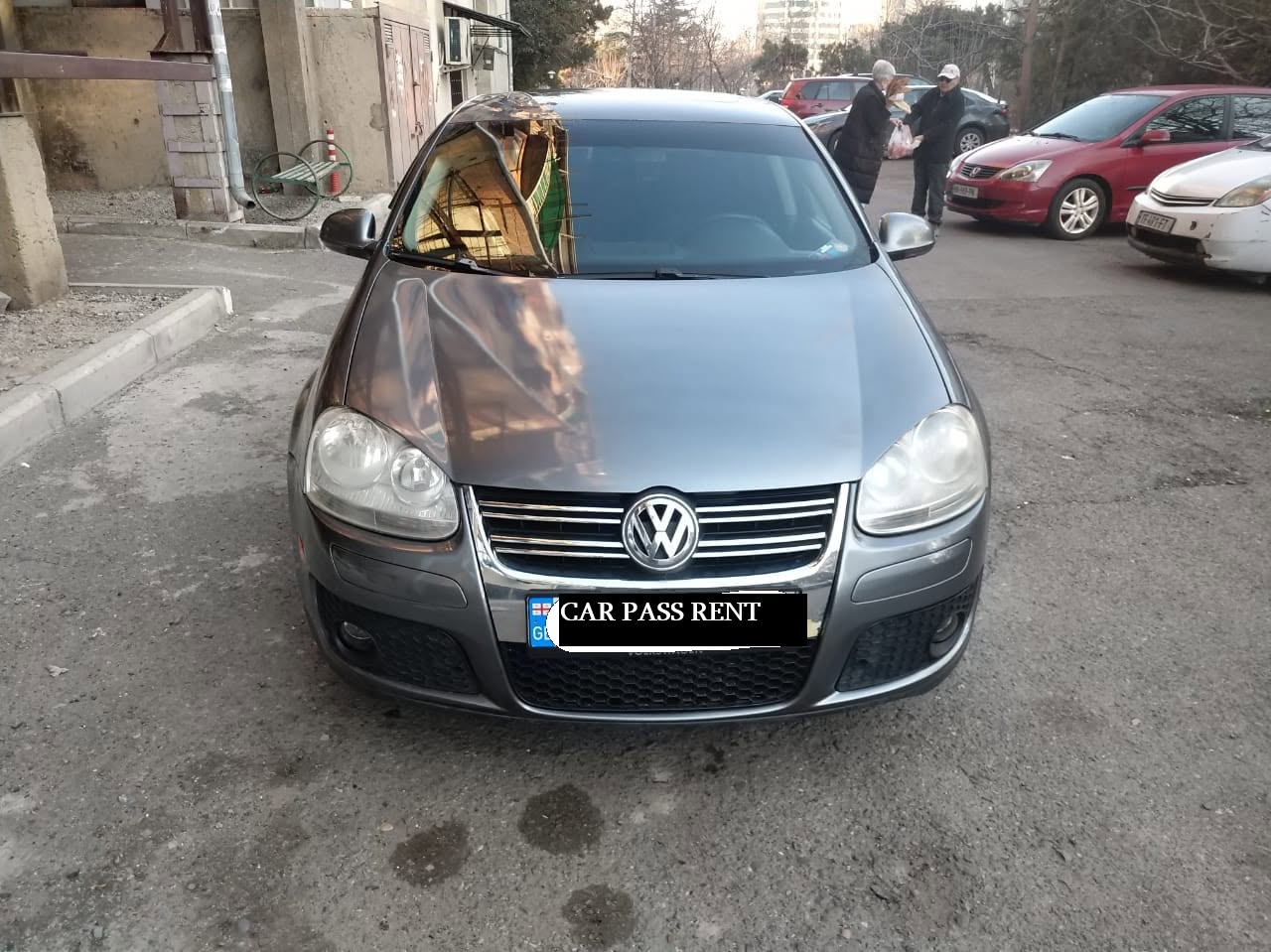 Günlük olarak 21 yaşından büyükler için kiralanır, sigortalıdır ve 50₾.