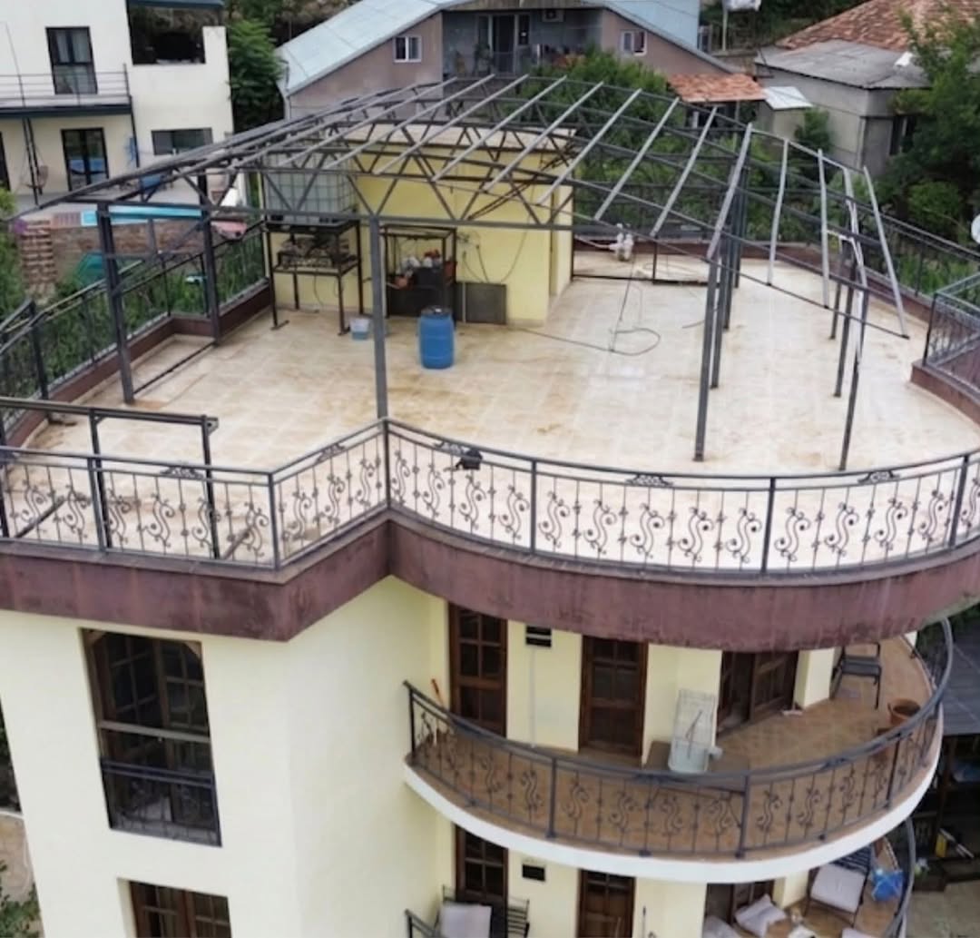 Polikarbonatdan örtük üçün işçilər, Tbilisi