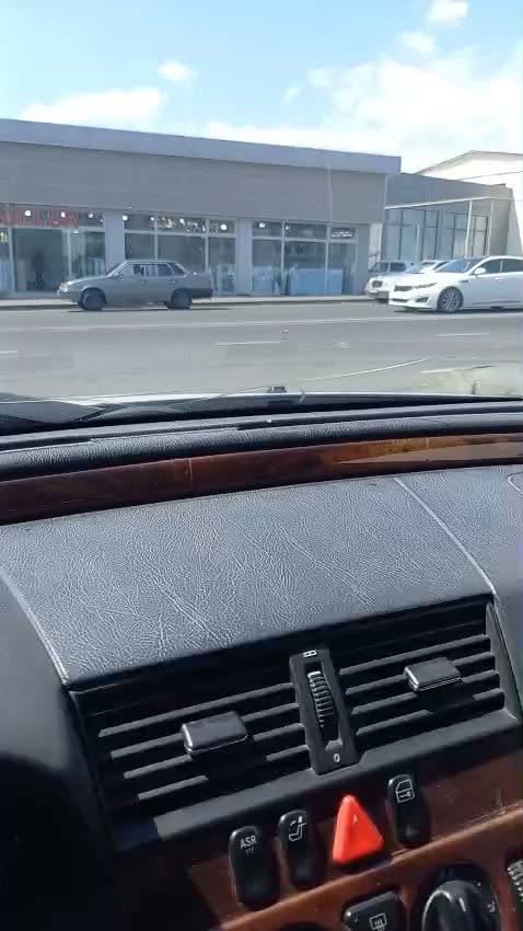 Avtomobil