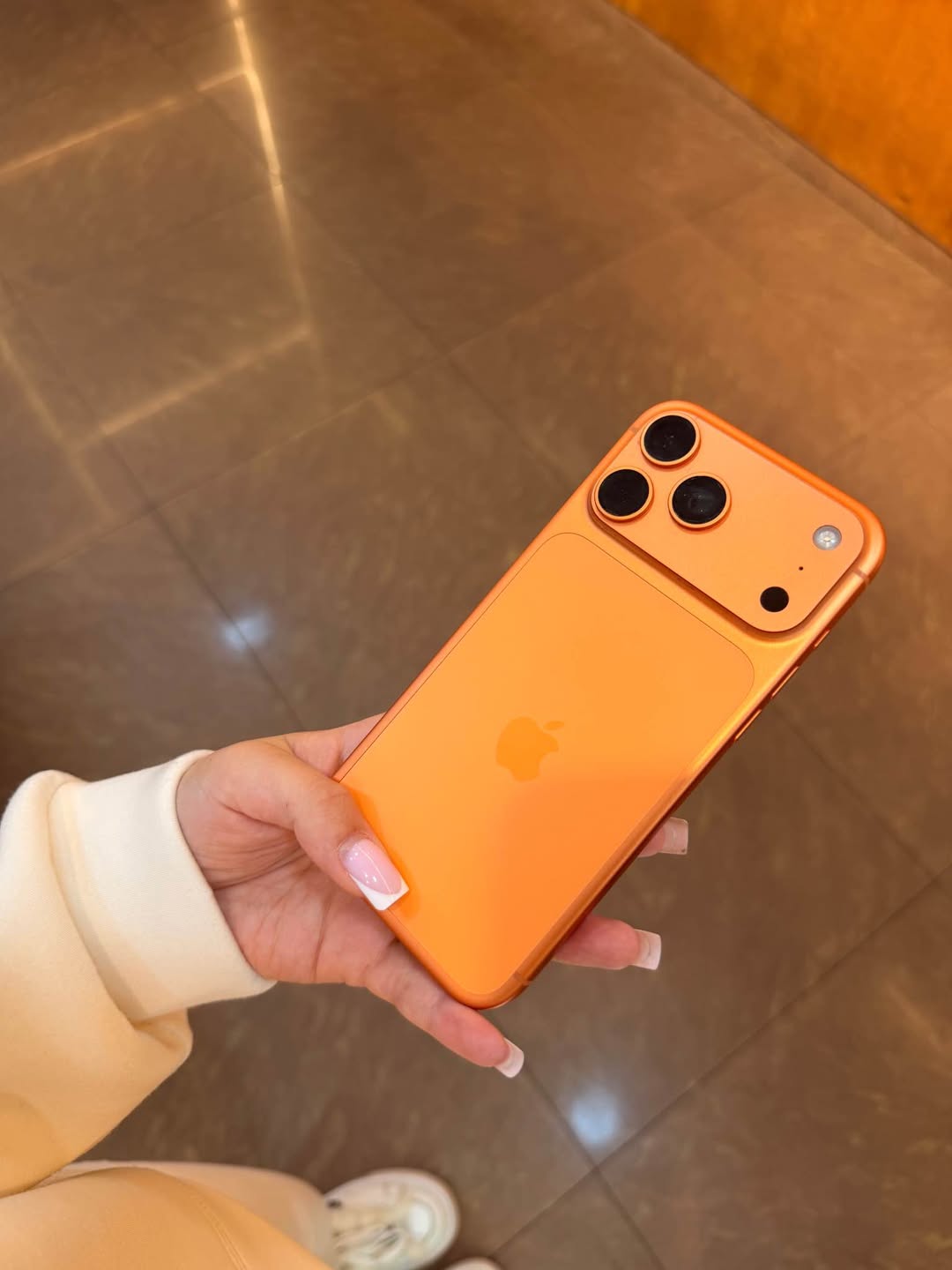 iPhone 17 pro max Маленький лак