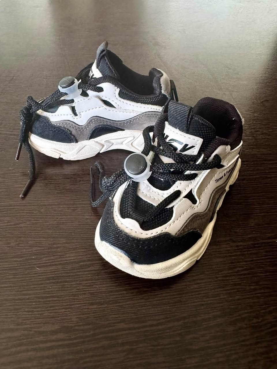 Kids' black and white sneakers, size 21