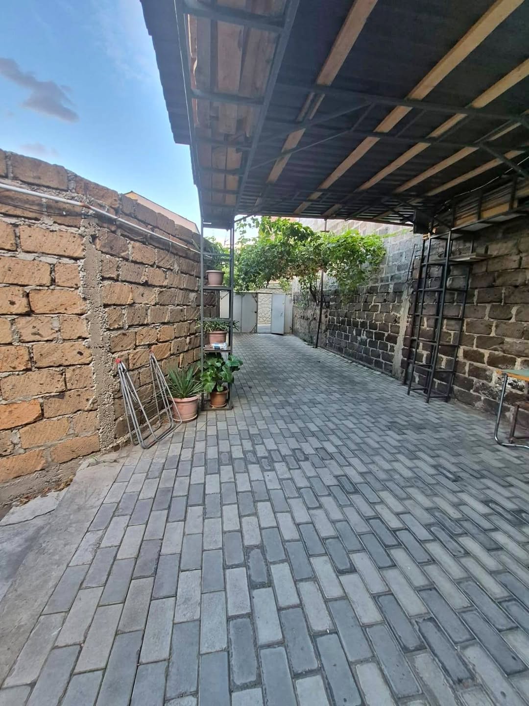 Սեփական տուն Ավանում, բակով