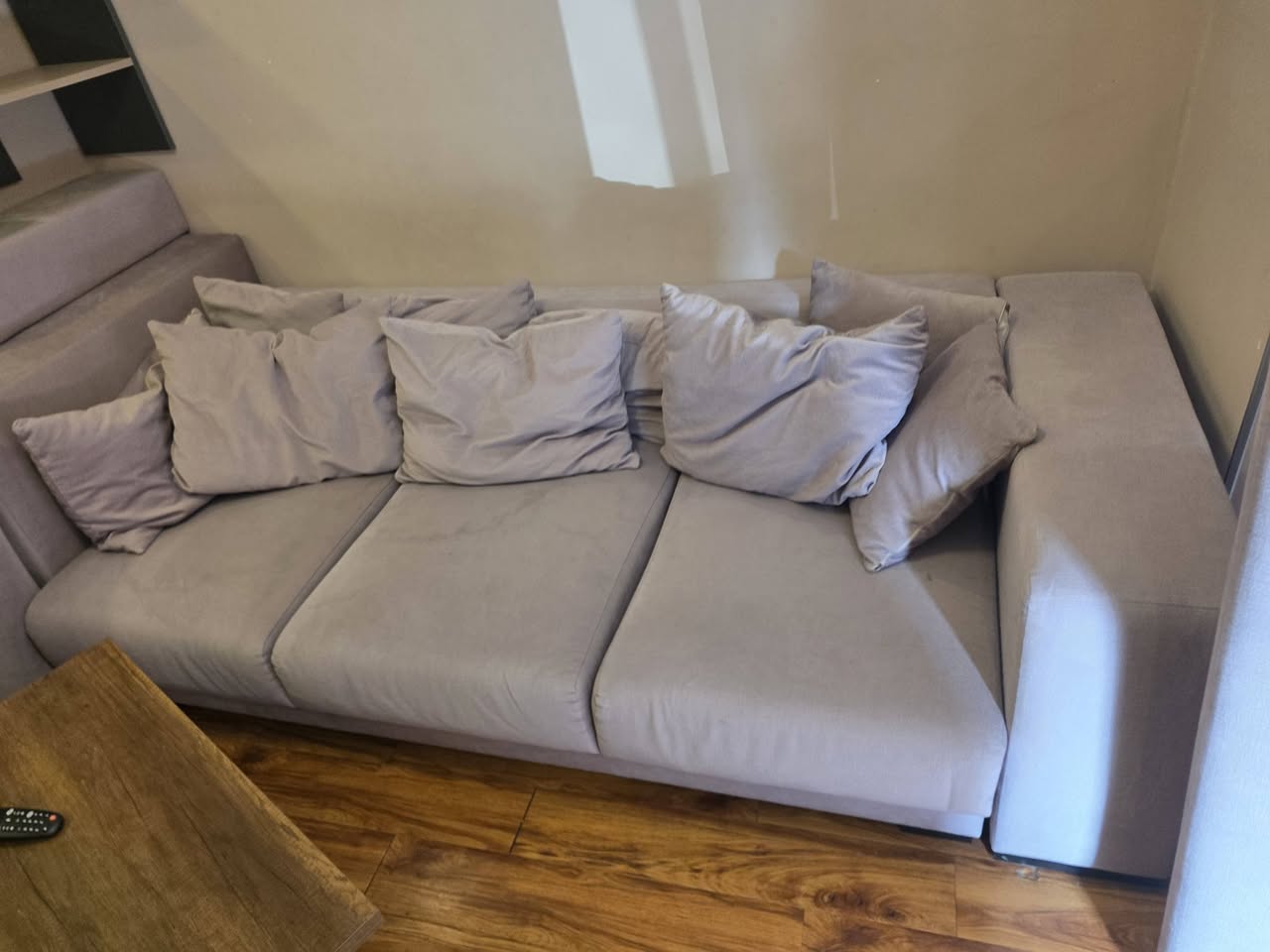Köşeli divan, iyi durumda