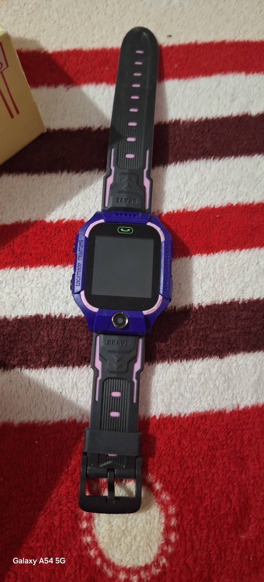 It has a map and supports a SIM card