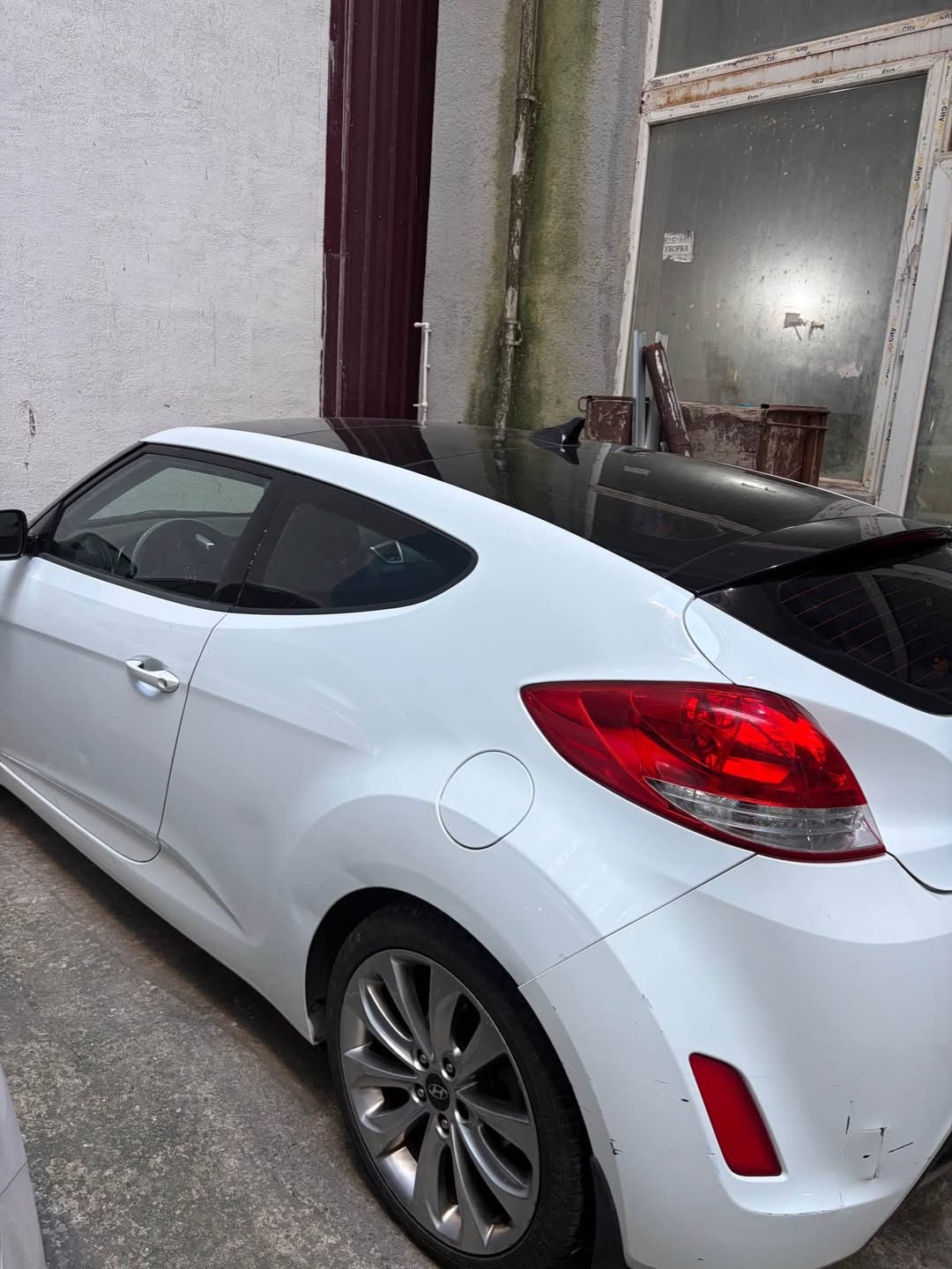 Hyundai Veloster 2012 - $4,000