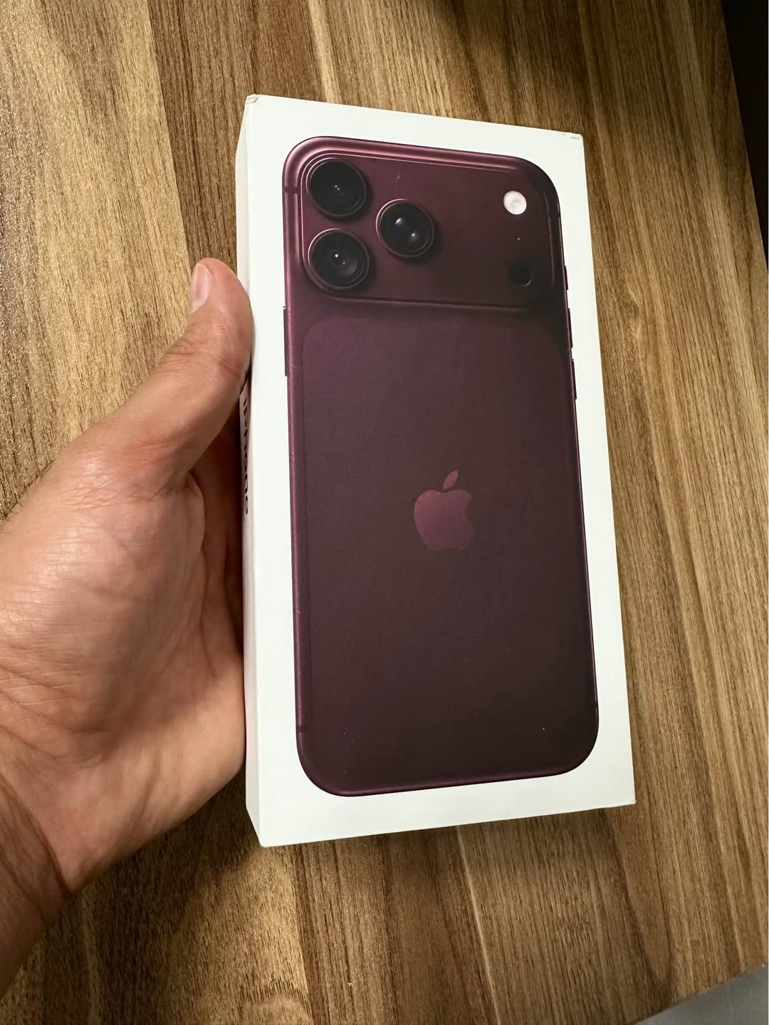 Apple iPhone ღრმა წითელი ფერის, ყუთში