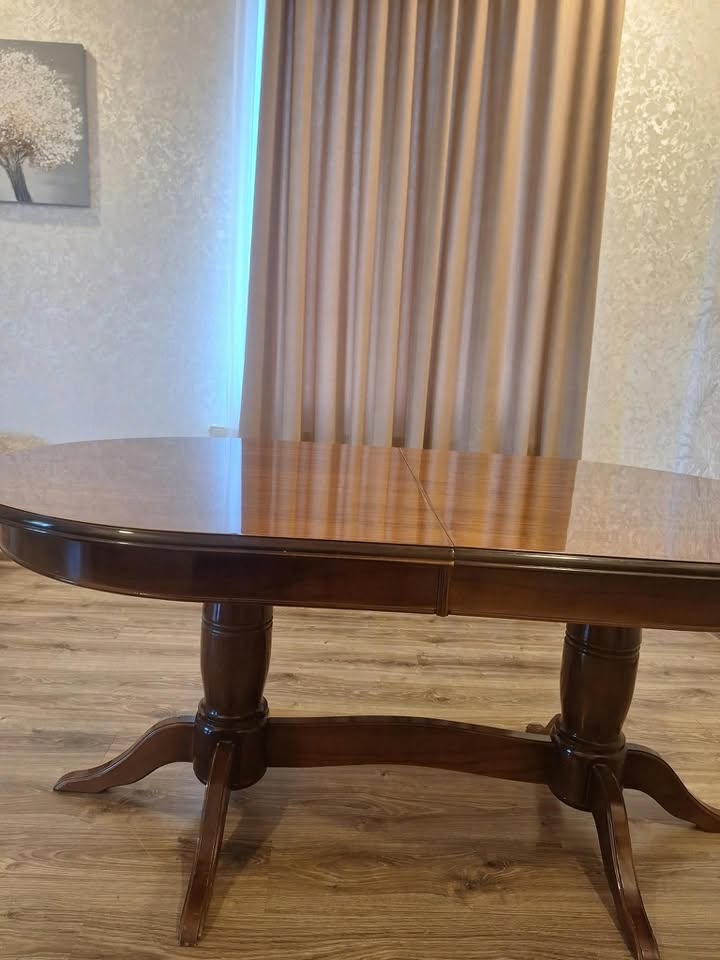 Oval ahşap yemek masası