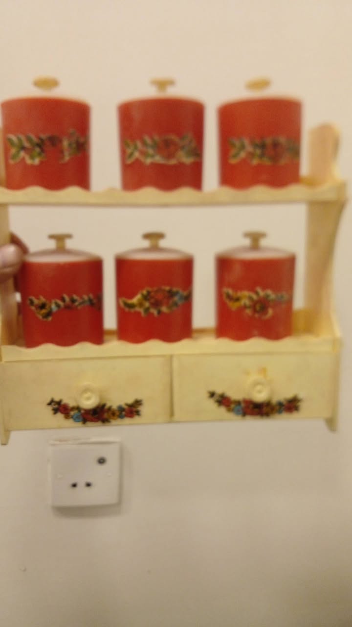 Retro qırmızı mətbəx rəfi və banka dəsti