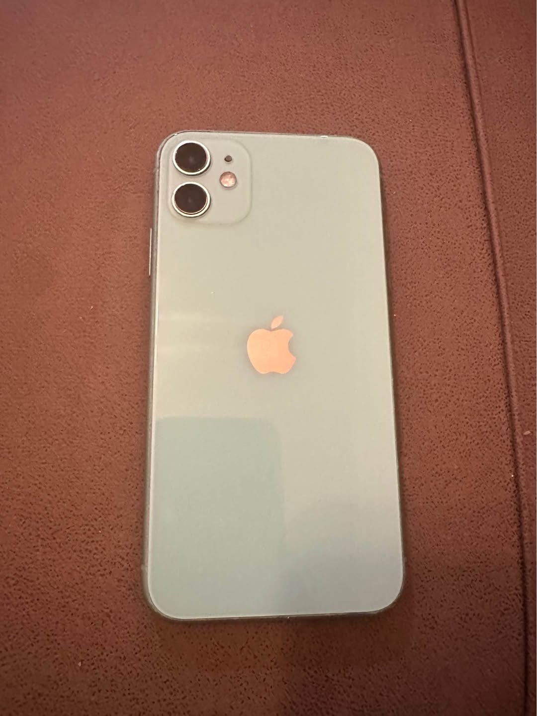 iPhone 11, батарея 72%, не разблокирован