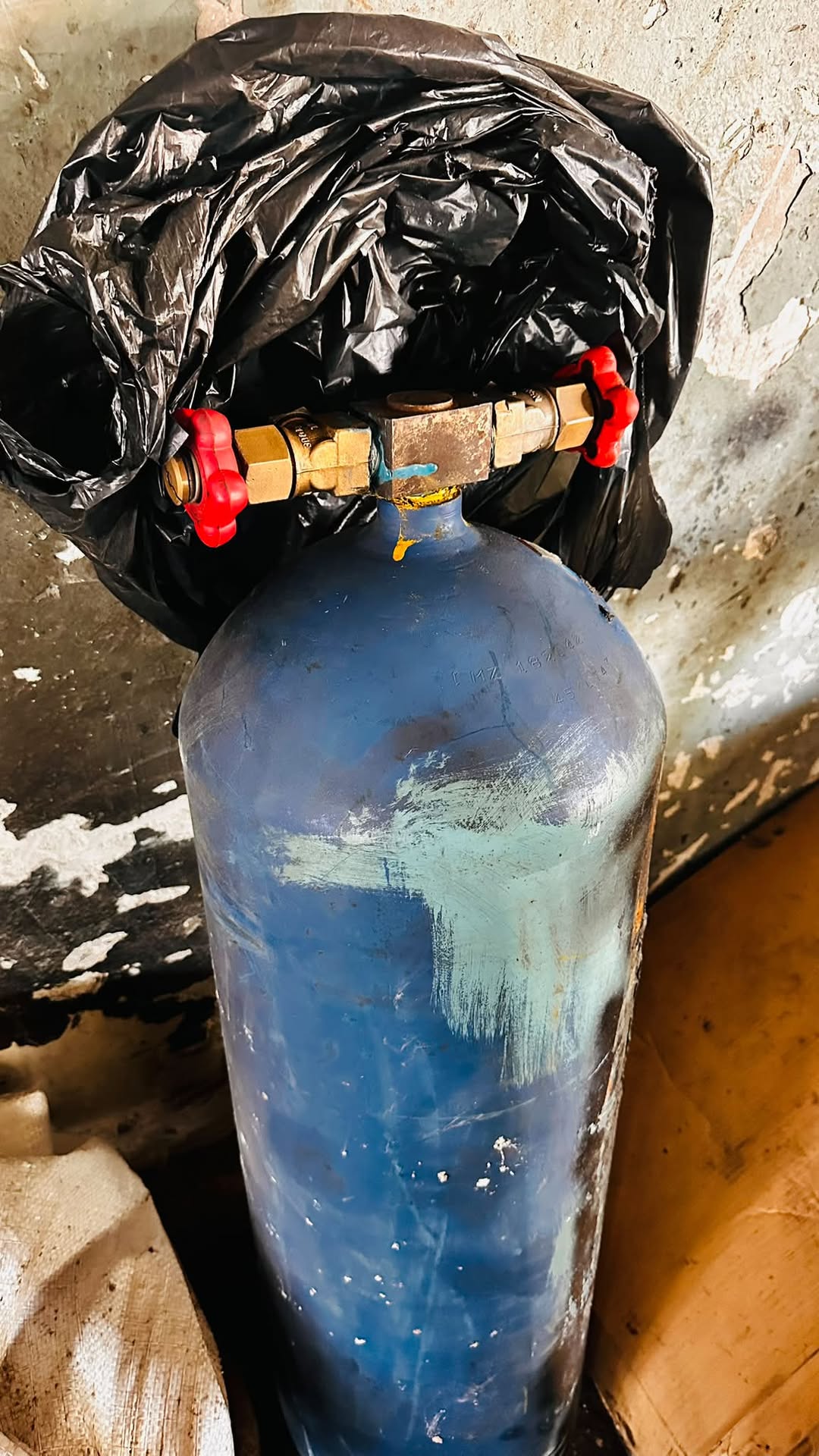 Gas cylinder with valves