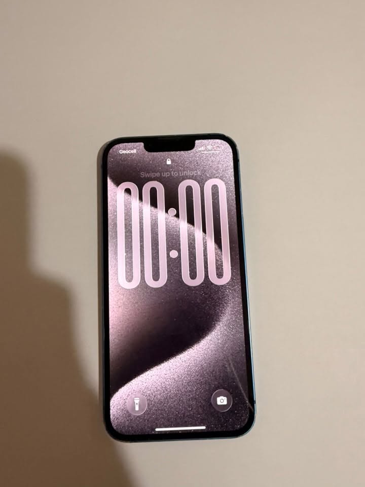 Qiyməti 600 (Batumi) batareya 77% var qutisi də var, 128GB