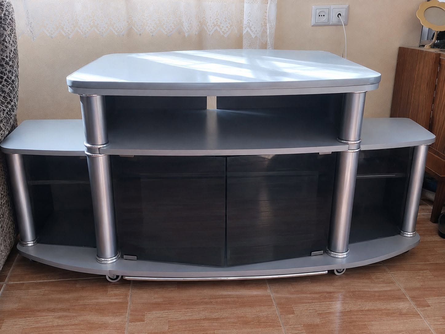 TV-ի պահարան մետաղական սյուներով