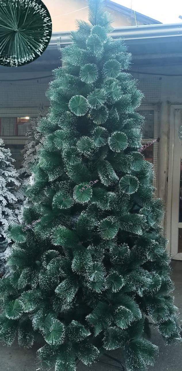 Çok dolu ve beyaz süslemelerle süslenmiş noel ağaçları