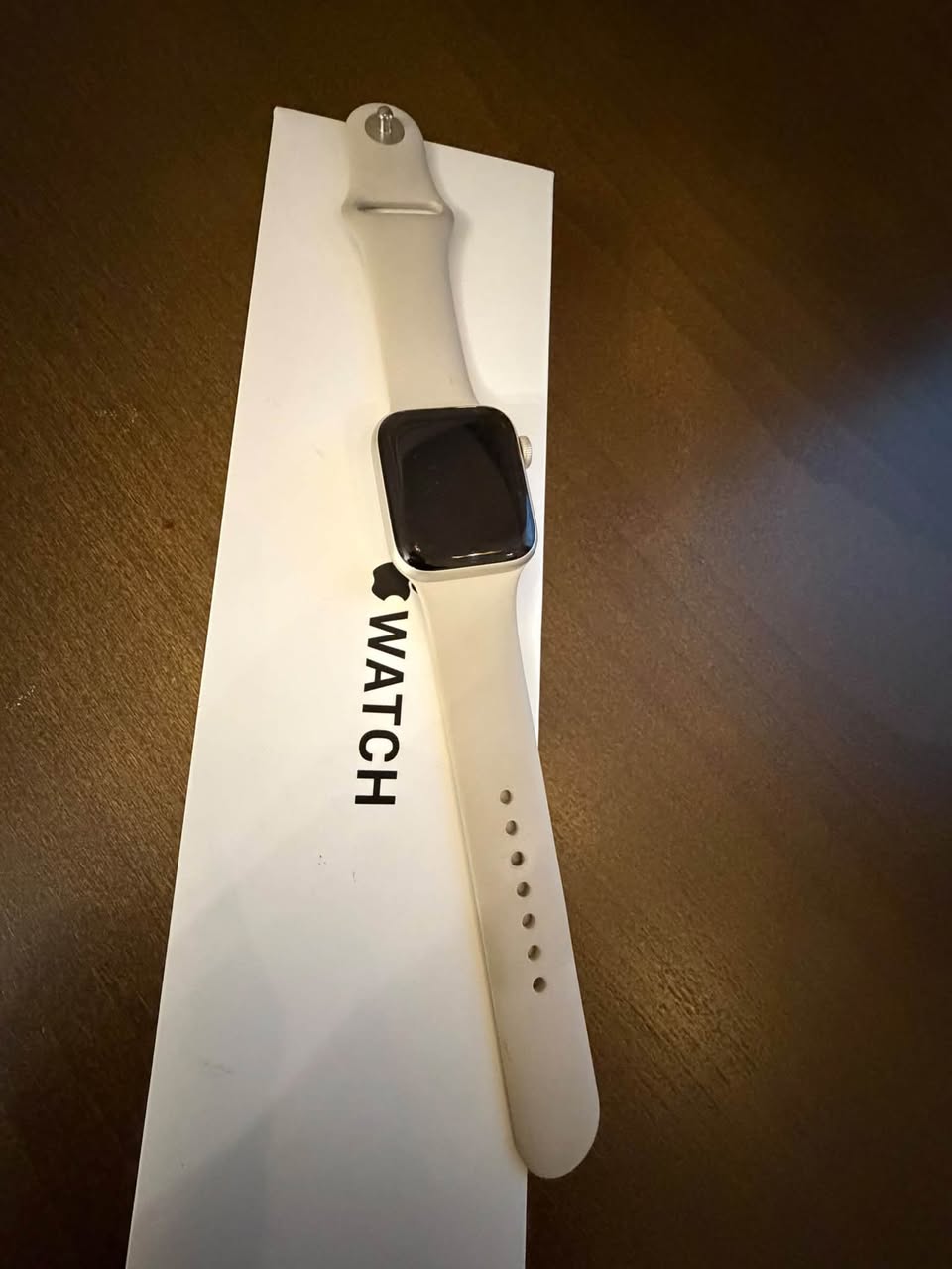 Apple Watch SE, küçük bir çizik var.