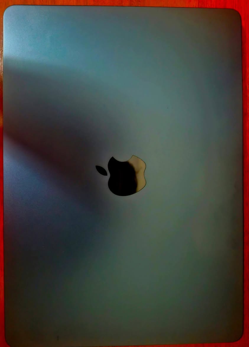 Satılır Macbook M3, batarea 98%