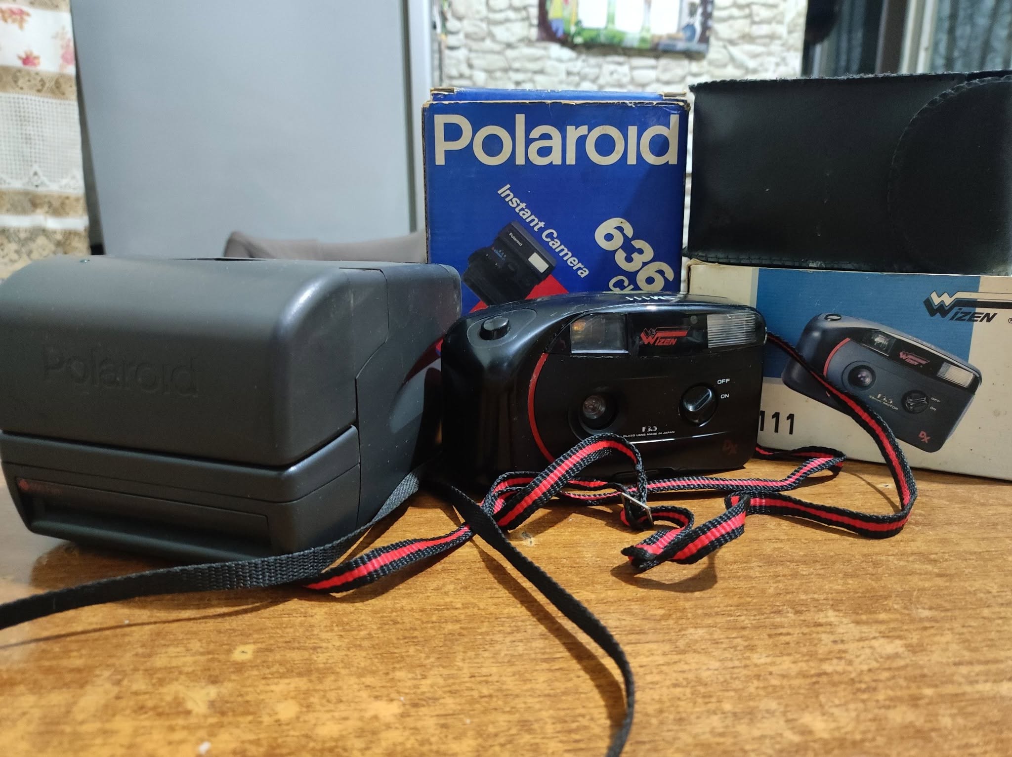 İki Polaroid və fotoaparat