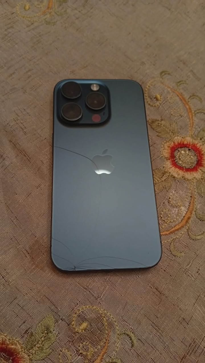 iPhone 15 Pro, blue, battery 86%