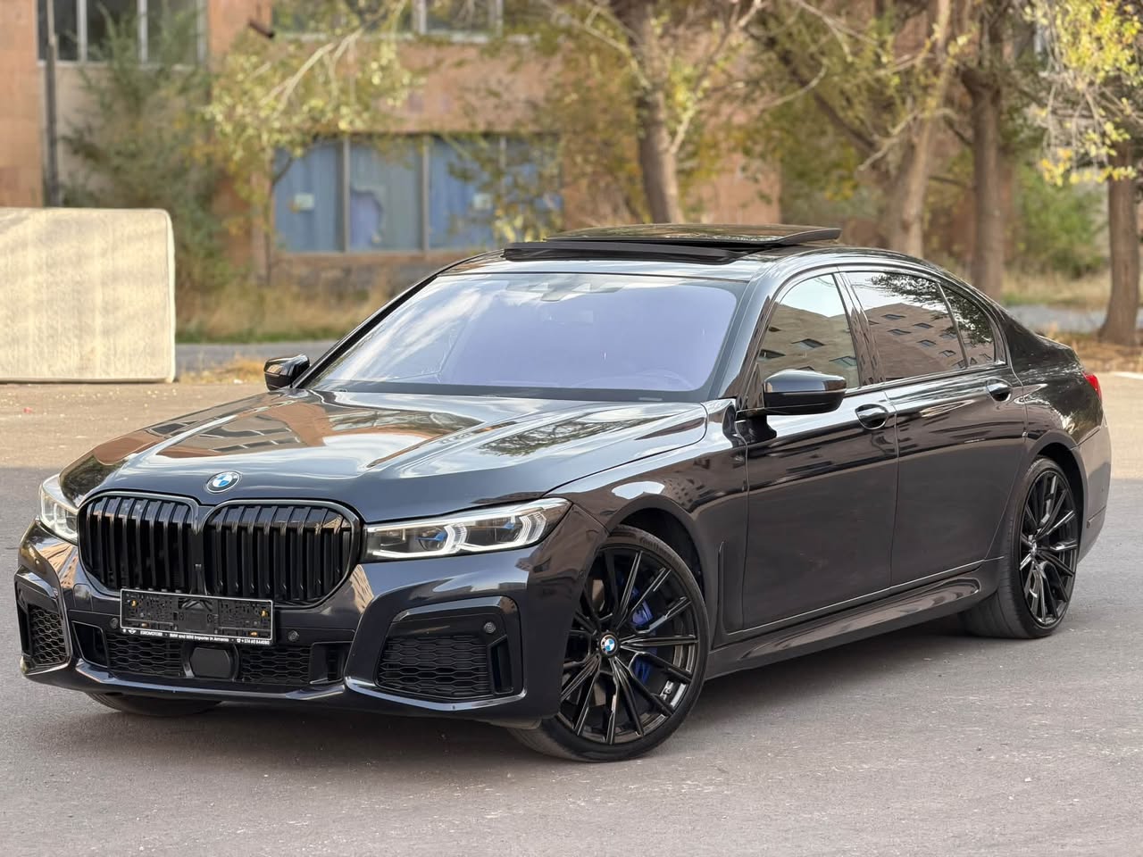 BMW 750i — 38 000 долларов