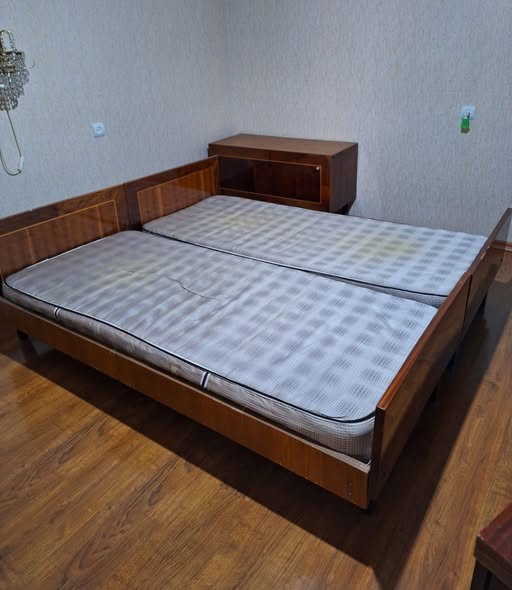 ორი ხის საწოლი ლეიბებით