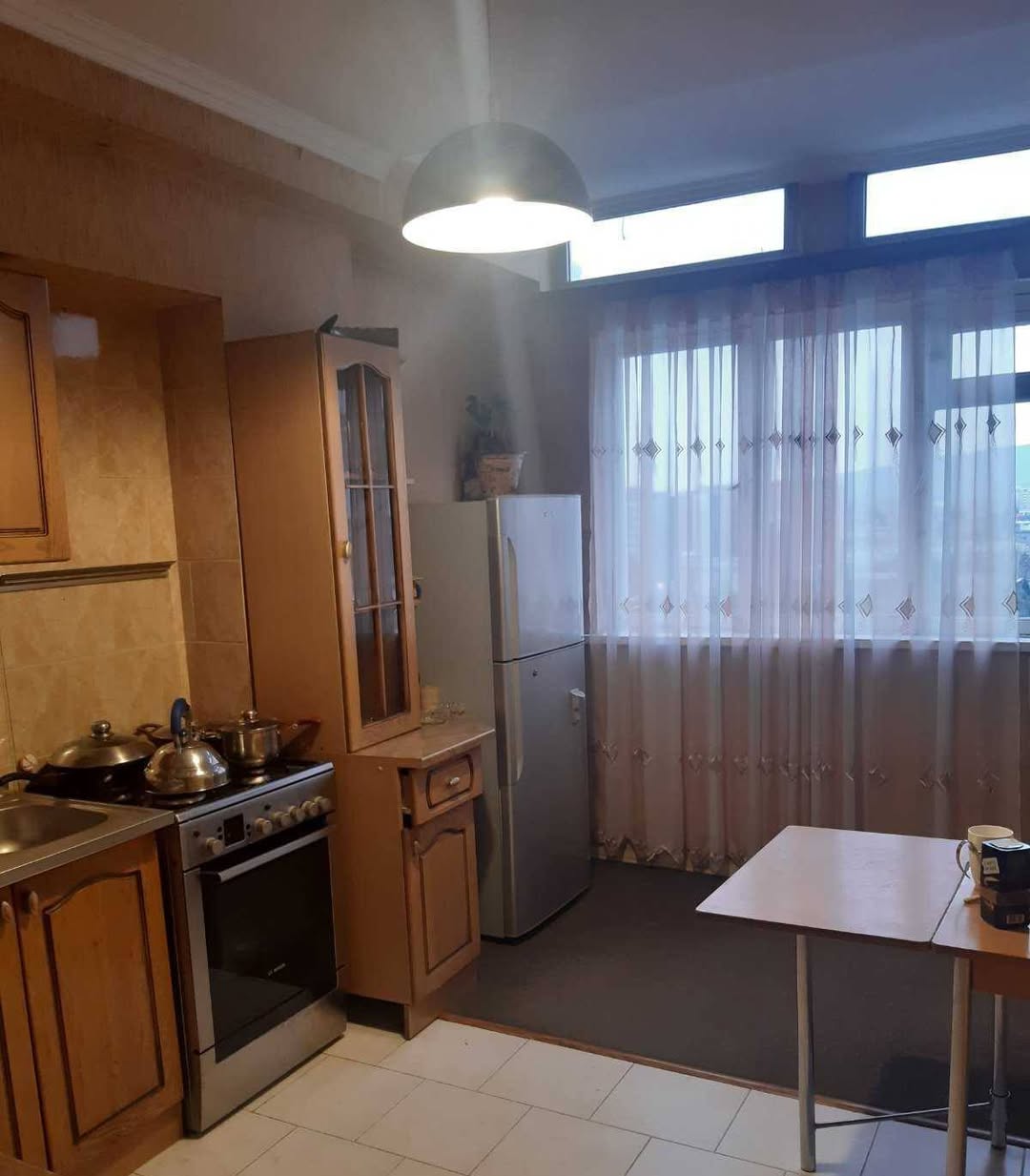 3 odalı daire 100m² satılıktır. Bu dairenin özellikleri arasında ayrı mutfak ve banyo bulunmaktadır.