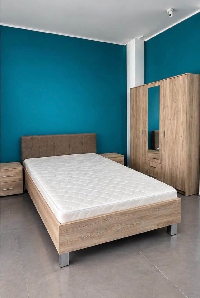 Bedroom set consisting of a bed and a wardrobe