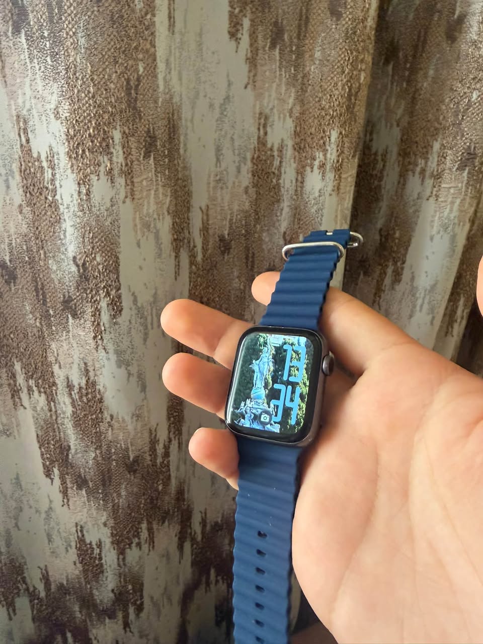 Apple Watch Series 6 44mm - $37,000