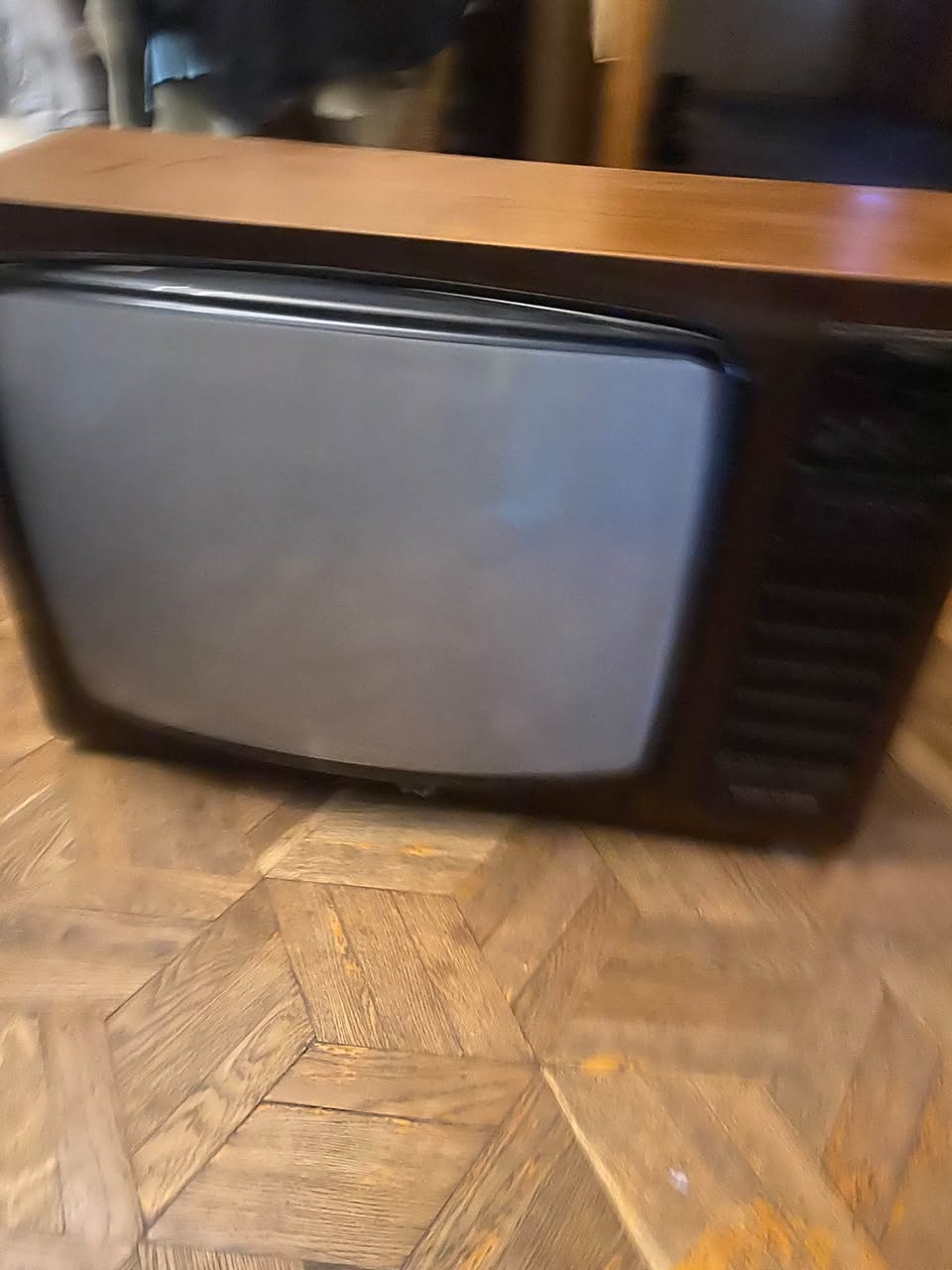 Köhnə televizor, işləyir