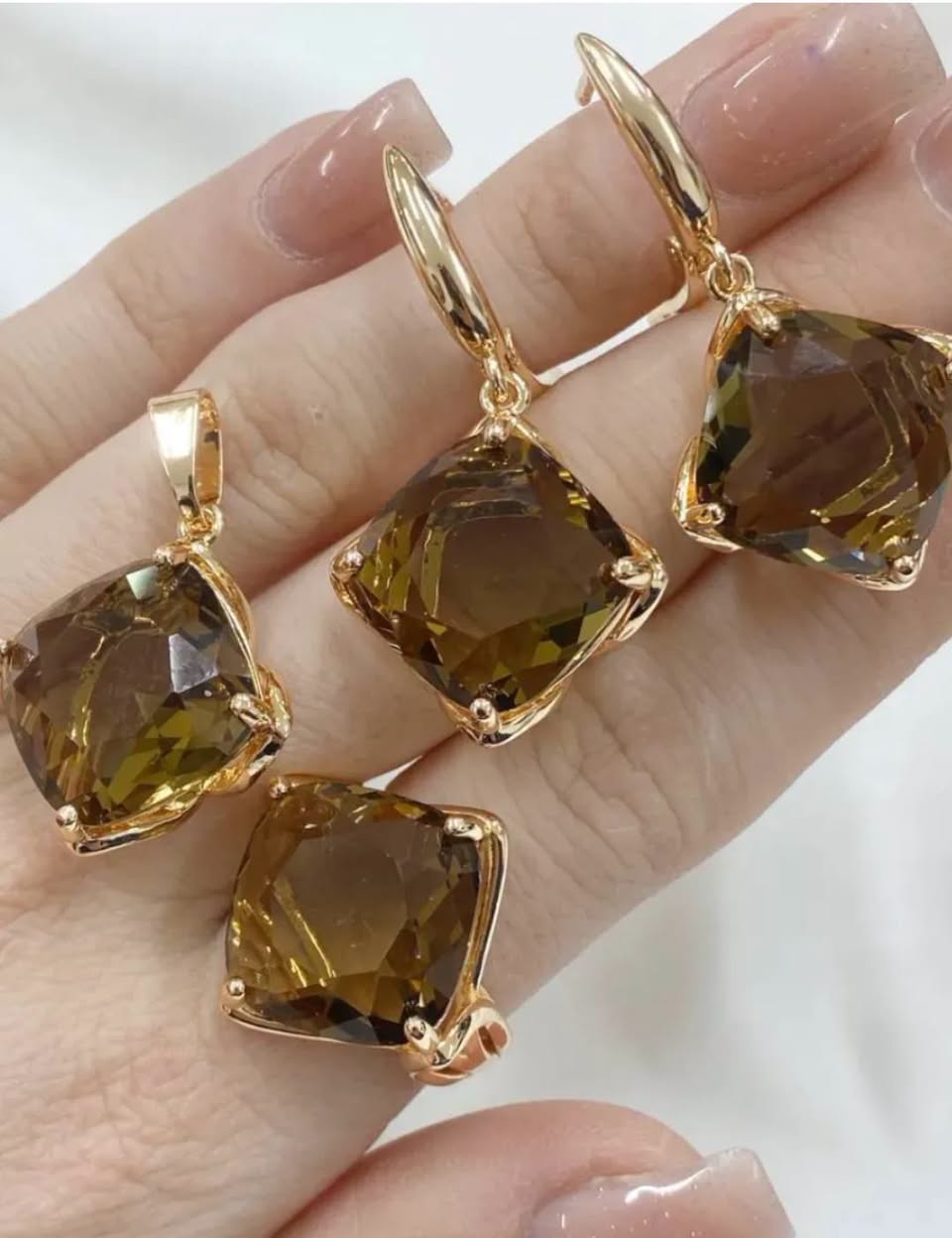 Золотая коллекция с коричневыми камнями