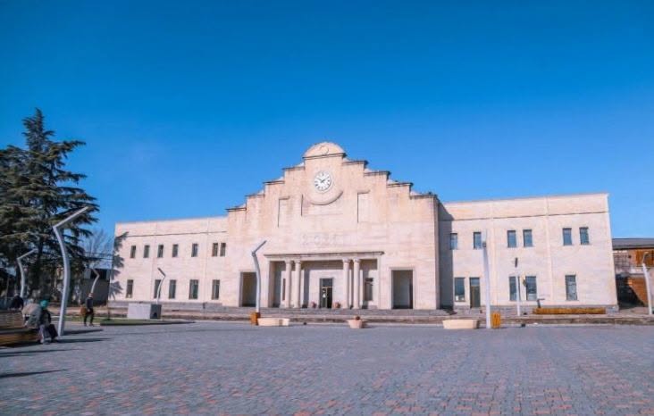 У меня есть шкаф-раковина в хорошем состоянии за 100 долларов