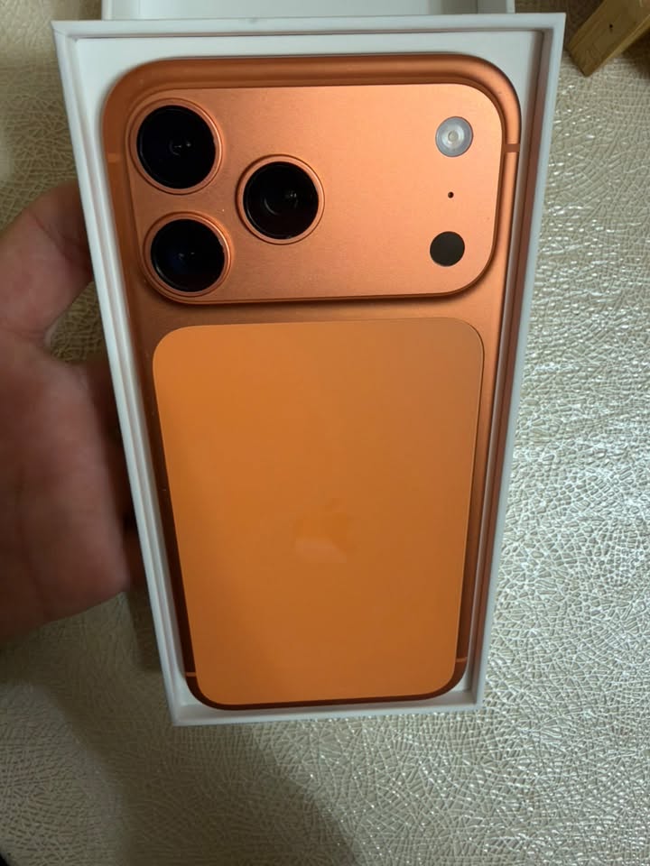 iPhone 17 Pro Max ყუთით და კაბელით