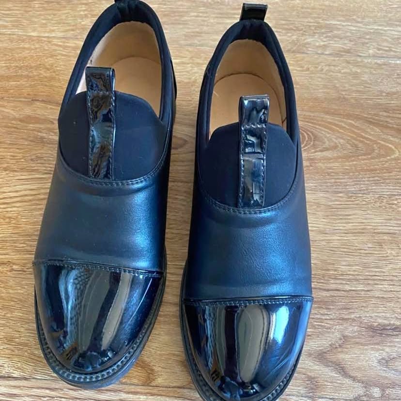 Siyah deri loaferler patentli burun ile