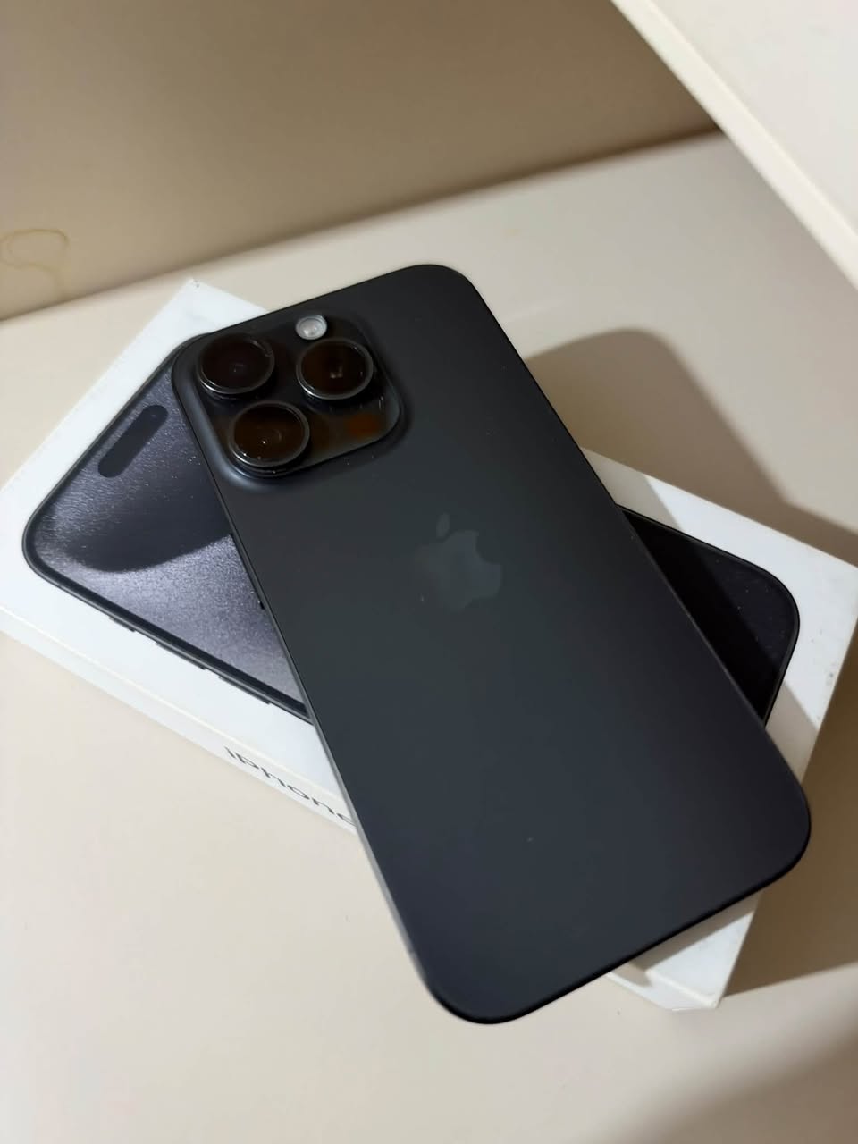 iPhone 15 Pro 256GB, ბატარეა 77%
